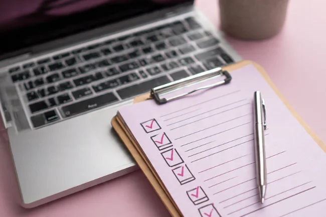 Checklist and laptop setup representing beginner-friendly investment tools on Pigeimmo